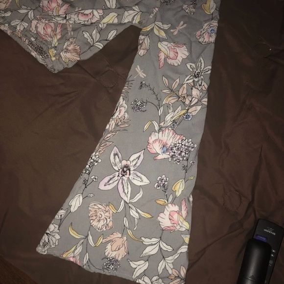Pretty grey/floral top rue21 medium - Picture 6 of 8